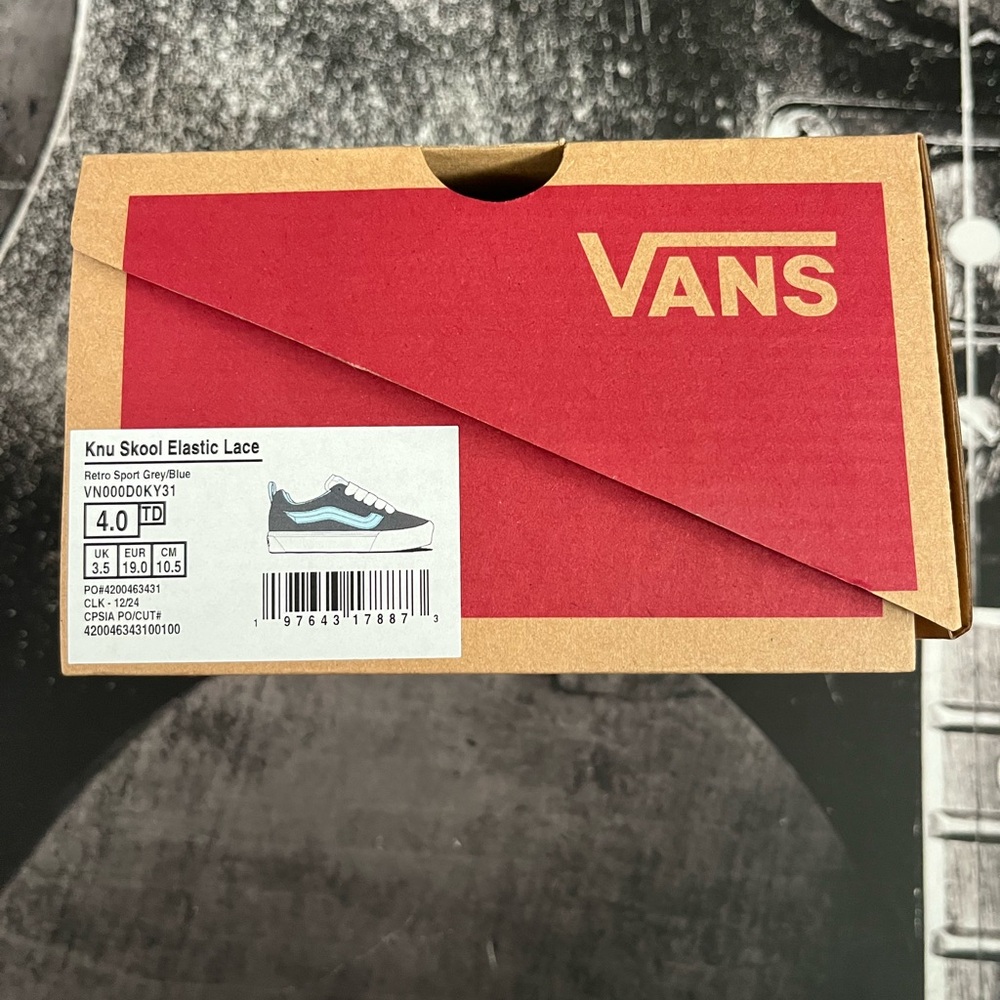 NIB Vans - Picture 10 of 10